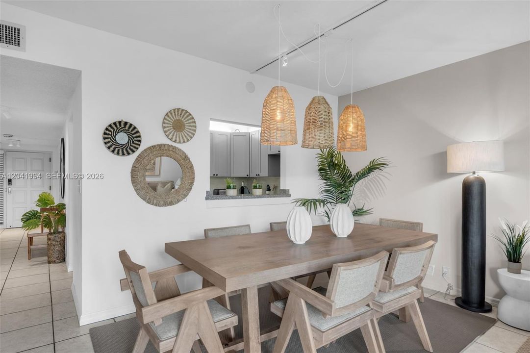 En Venta: $1,600,000 (3 camas, 3 baños, 1720 Pies cuadrados)