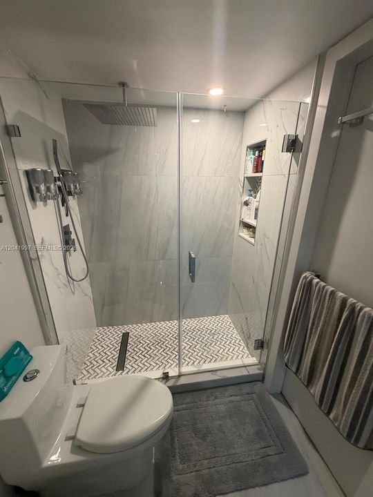 For Sale: $240,000 (1 beds, 1 baths, 641 Square Feet)