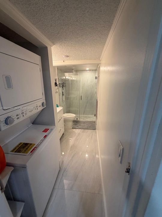 For Sale: $240,000 (1 beds, 1 baths, 641 Square Feet)