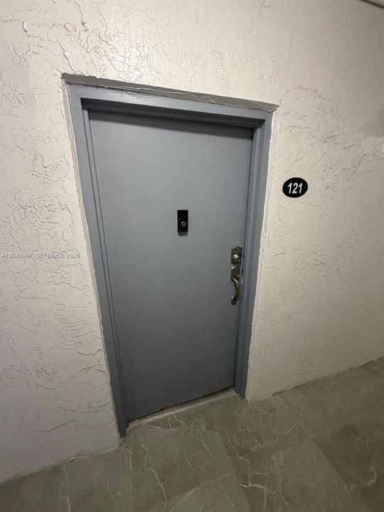 For Sale: $240,000 (1 beds, 1 baths, 641 Square Feet)