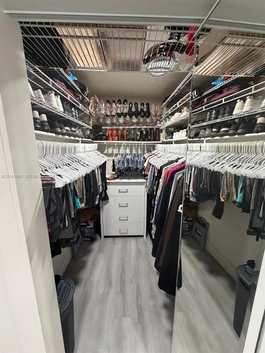 For Sale: $240,000 (1 beds, 1 baths, 641 Square Feet)
