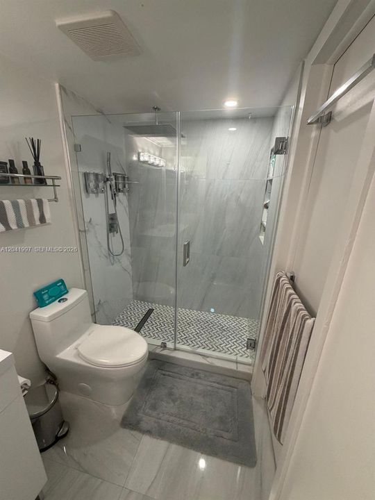 For Sale: $240,000 (1 beds, 1 baths, 641 Square Feet)