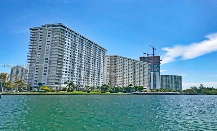 En Venta: $500,000 (2 camas, 2 baños, 1295 Pies cuadrados)