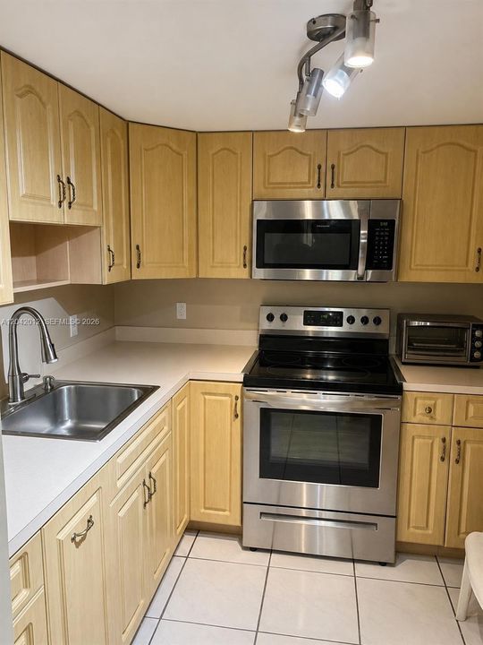 Active With Contract: $200,000 (2 beds, 1 baths, 720 Square Feet)
