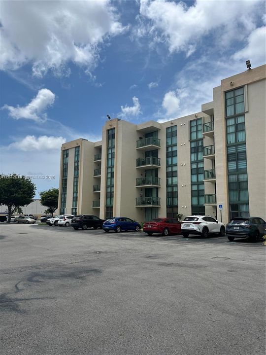 For Sale: $200,000 (2 beds, 1 baths, 720 Square Feet)