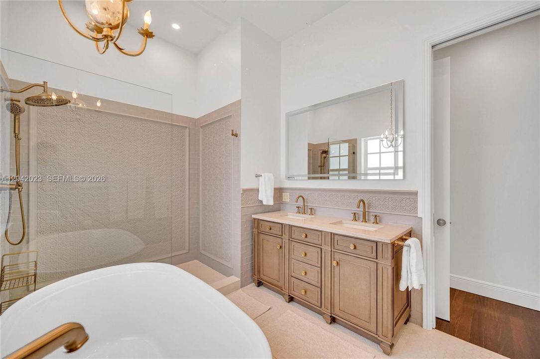 For Rent: $14,500 (5 beds, 4 baths, 3010 Square Feet)