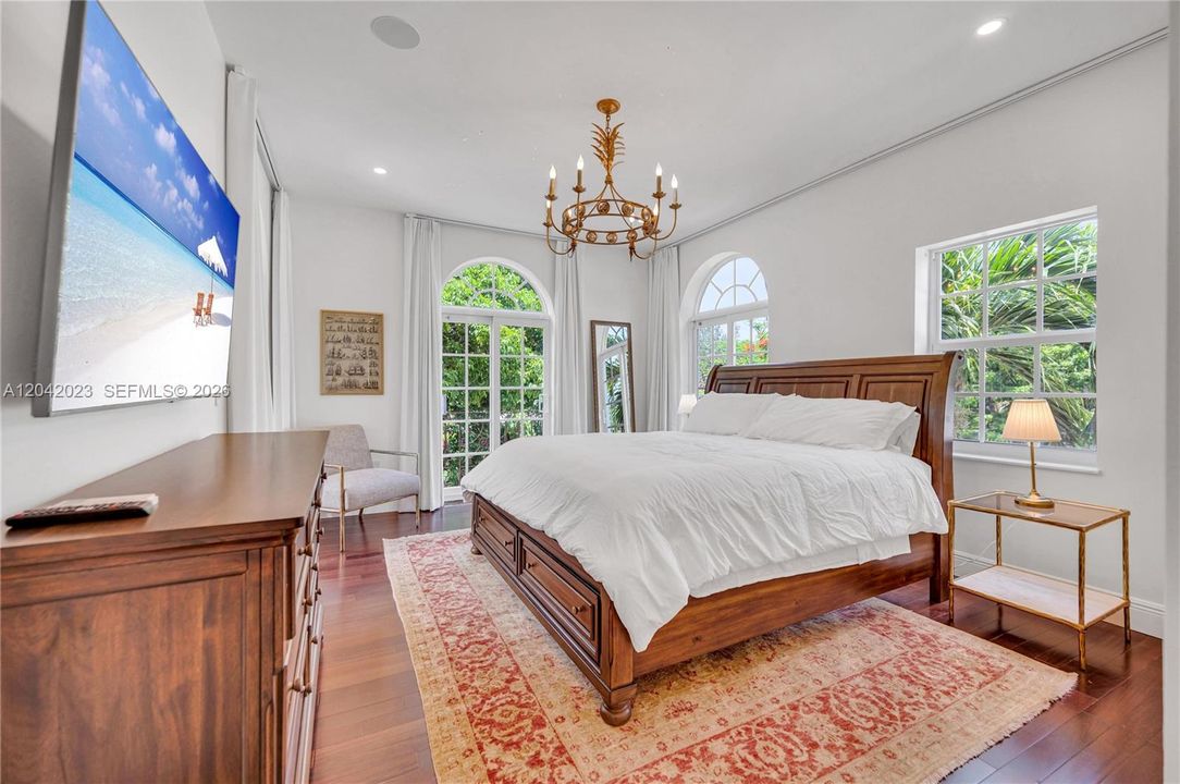 For Rent: $14,500 (5 beds, 4 baths, 3010 Square Feet)