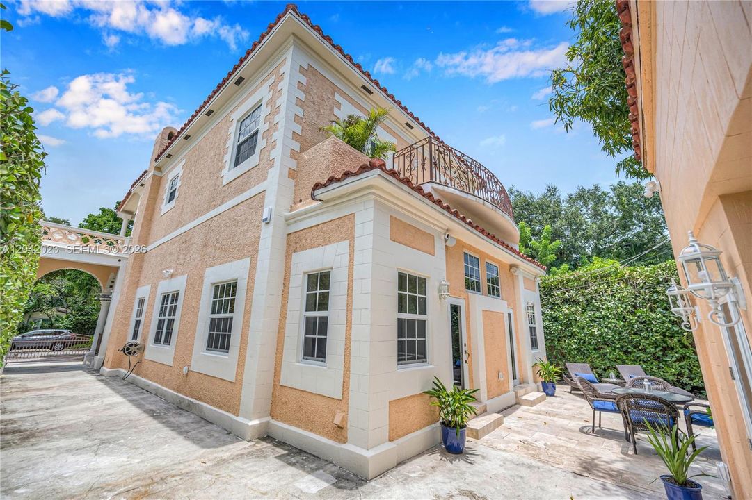 For Rent: $14,500 (5 beds, 4 baths, 3010 Square Feet)