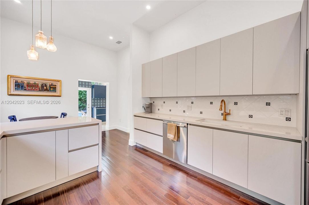 For Rent: $14,500 (5 beds, 4 baths, 3010 Square Feet)