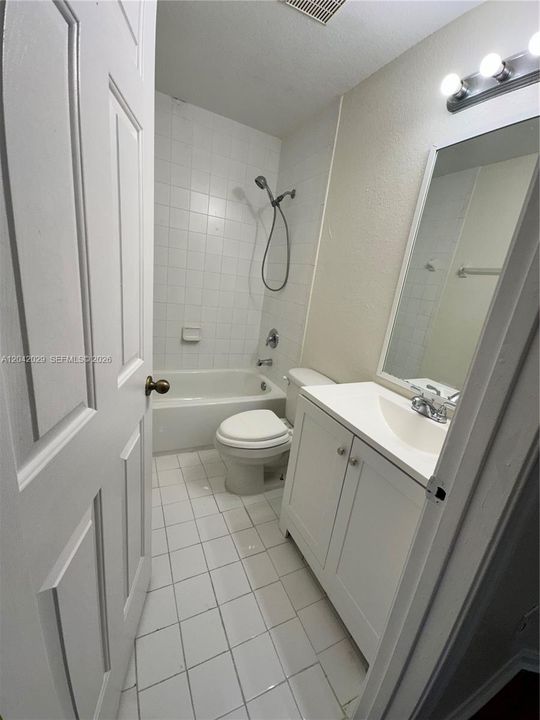 В аренду: $2,400 (4 спален, 3 ванн, 1302 Квадратных фут)