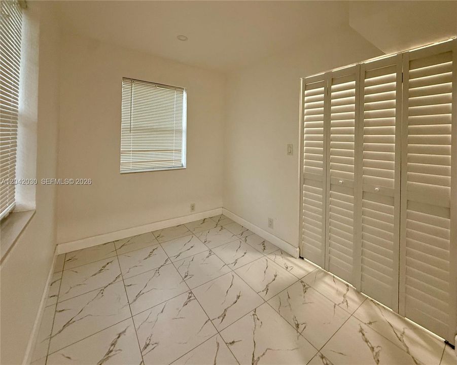 Second bedroom with illuminated clóset
