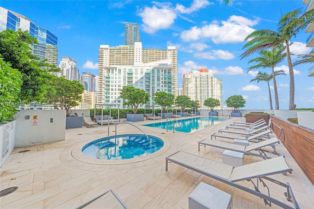 В аренду: $4,800 (1 спален, 1 ванн, 696 Квадратных фут)
