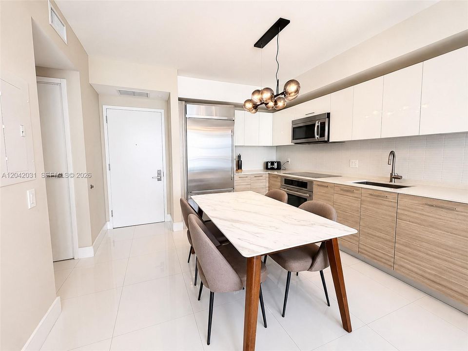 В аренду: $4,800 (1 спален, 1 ванн, 696 Квадратных фут)