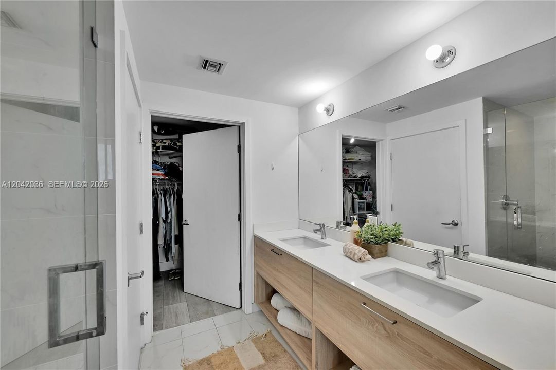 En Venta: $550,000 (1 camas, 2 baños, 937 Pies cuadrados)