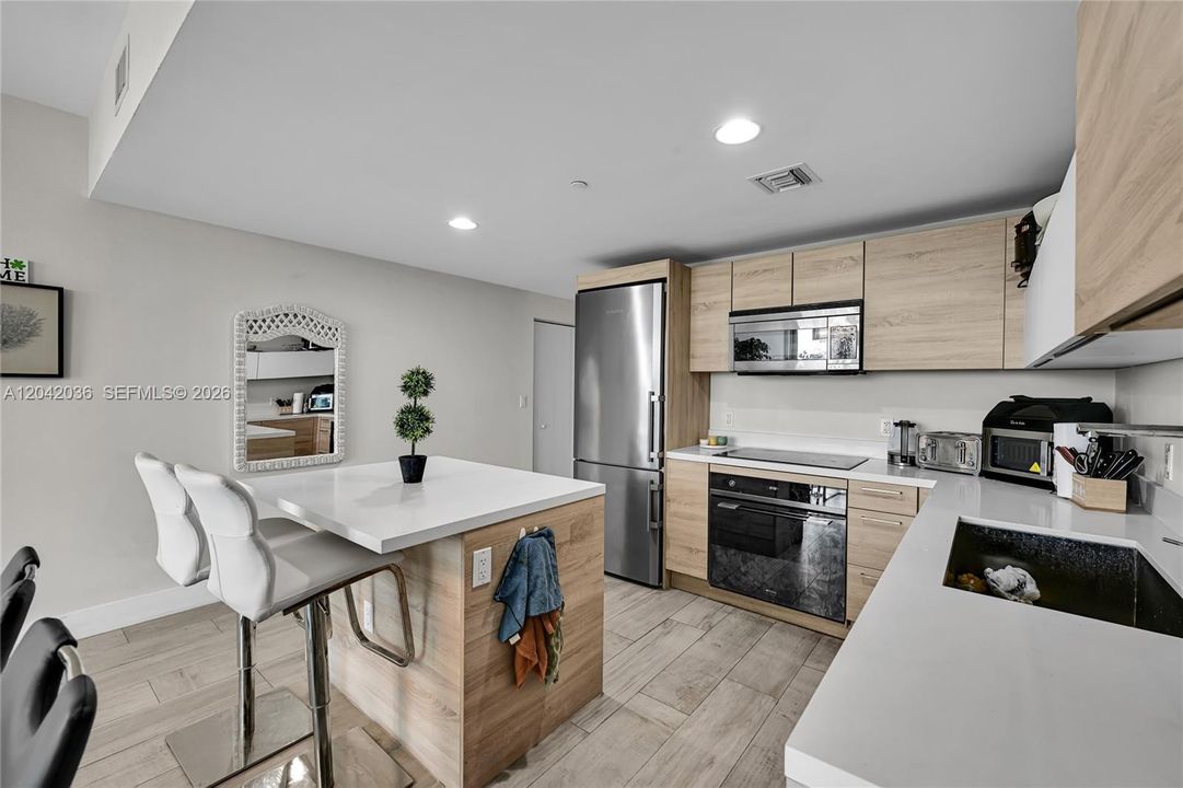 En Venta: $550,000 (1 camas, 2 baños, 937 Pies cuadrados)