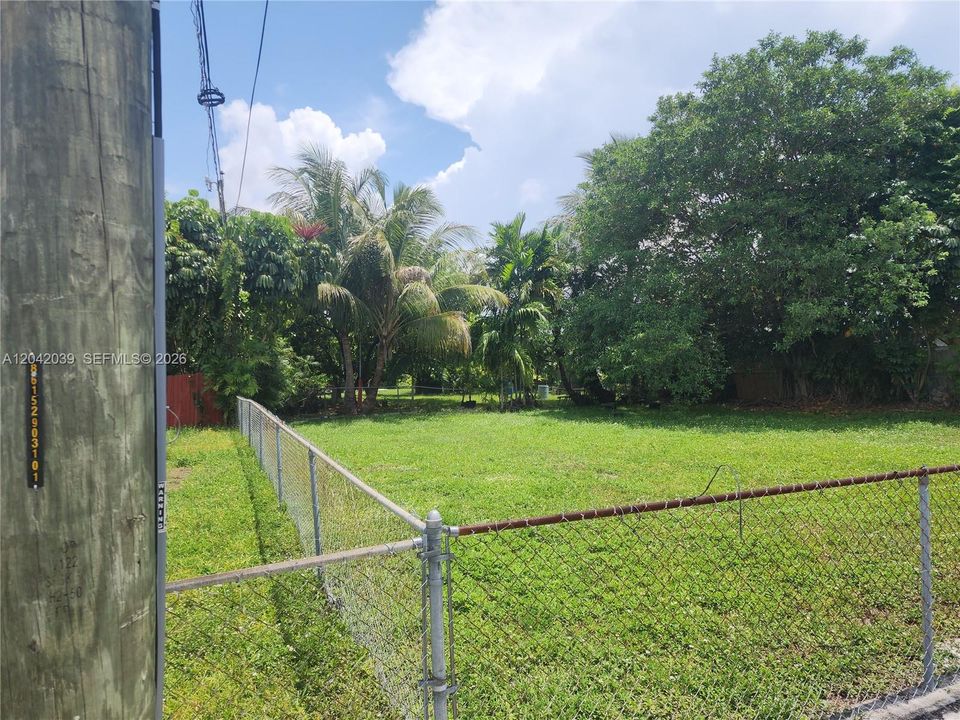 На продажу: $274,000 (0.12 acres)