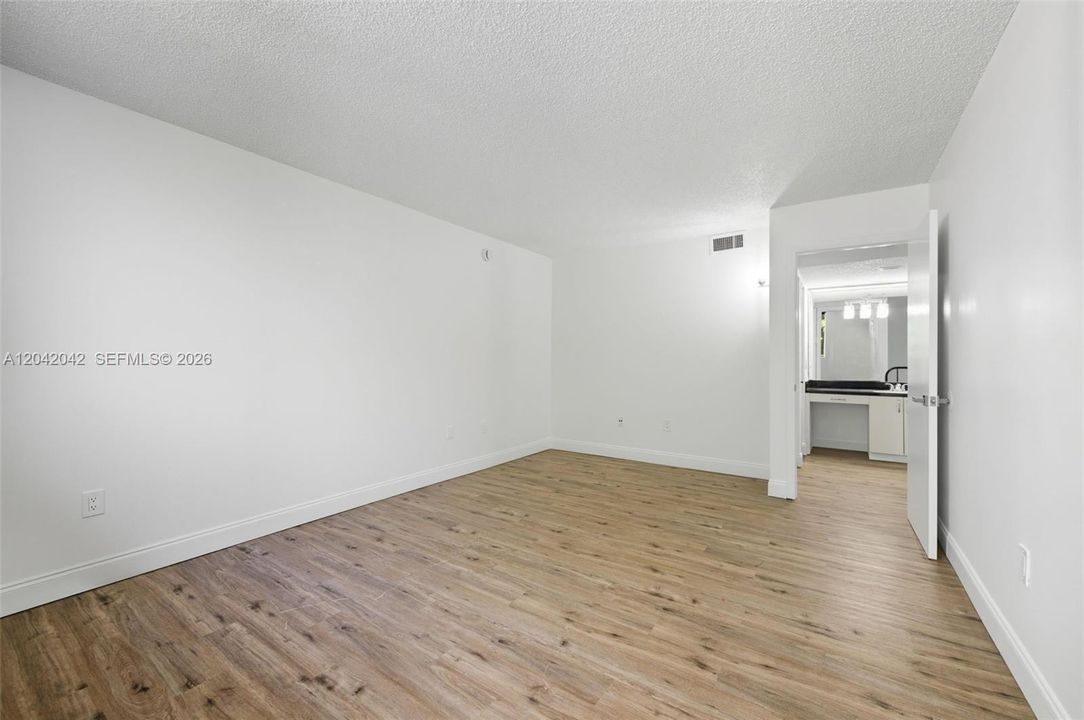 For Sale: $215,000 (2 beds, 2 baths, 1132 Square Feet)