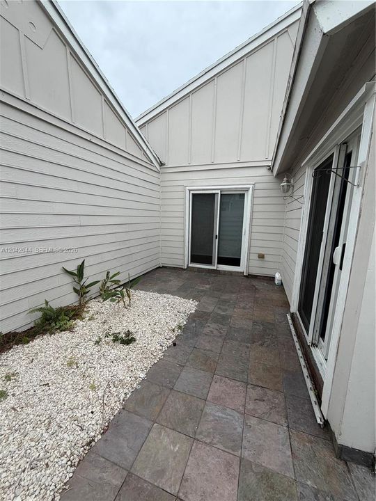 For Rent: $2,650 (2 beds, 1 baths, 738 Square Feet)