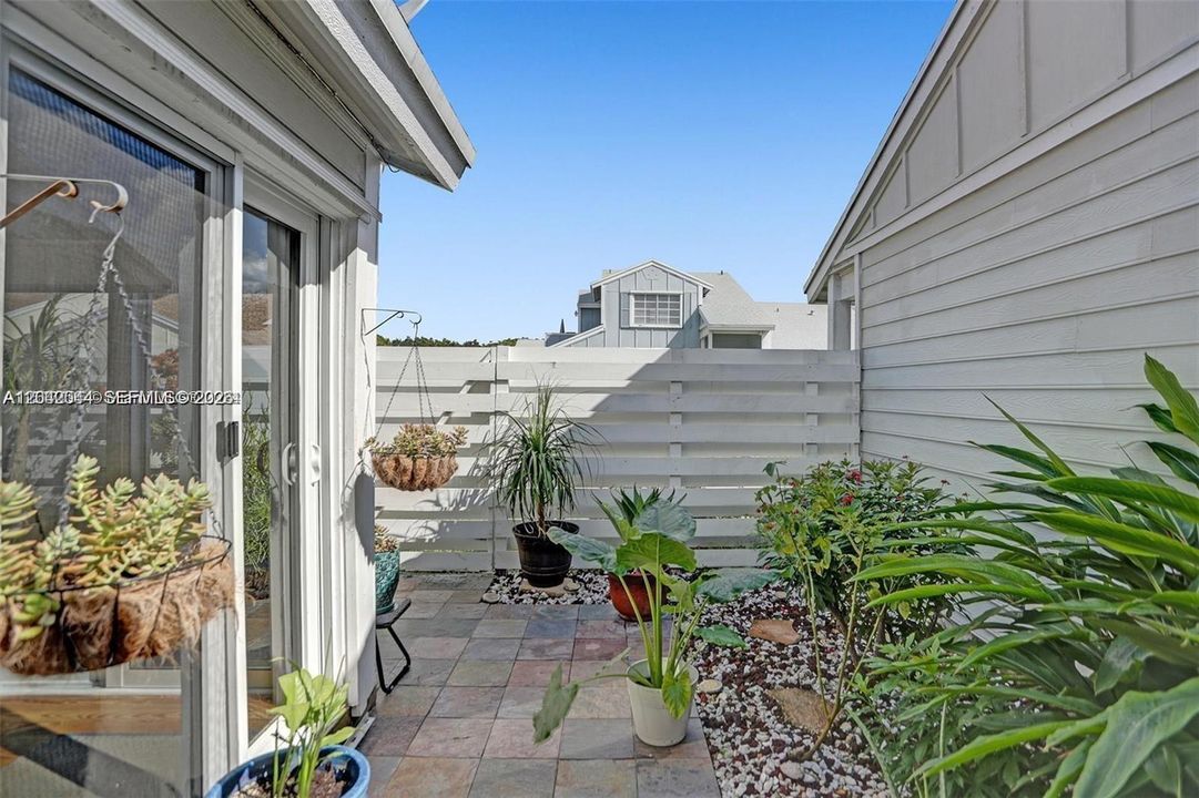 For Rent: $2,650 (2 beds, 1 baths, 738 Square Feet)