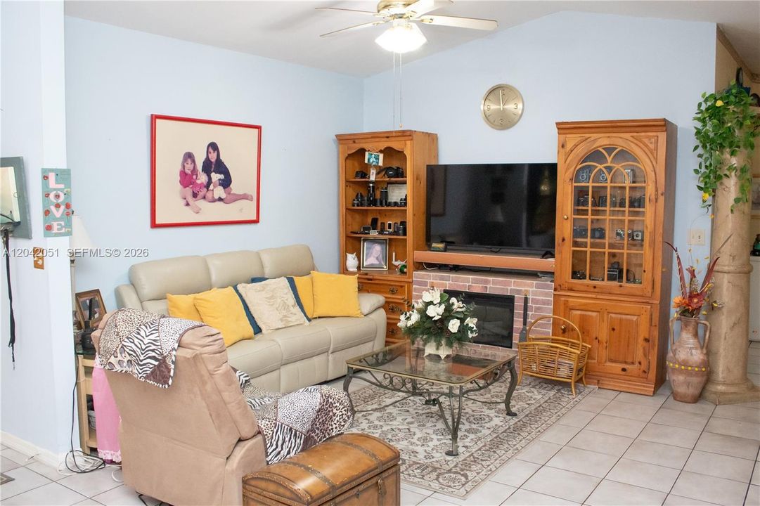 Под контрактом: $750,000 (4 спален, 2 ванн, 1853 Квадратных фут)