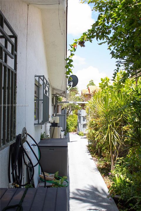 This is the access on the left side of the home, that leads to the studio and the backyard.