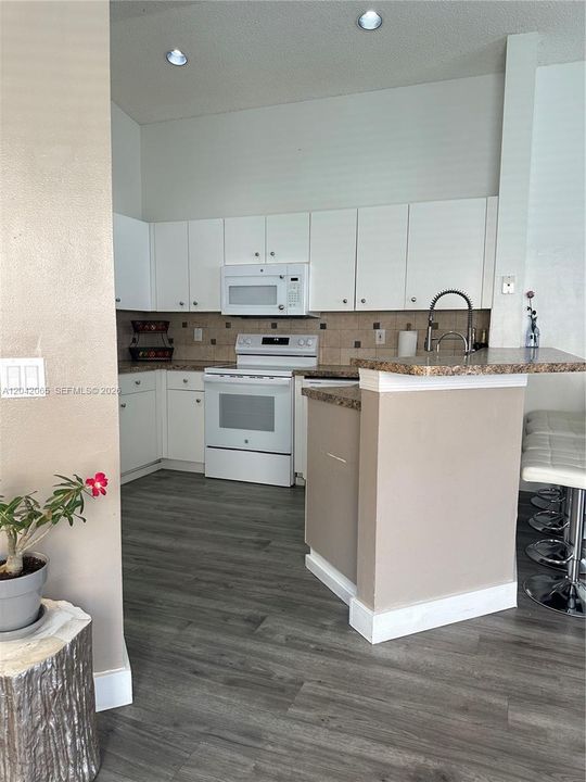 В аренду: $4,050 (3 спален, 2 ванн, 1390 Квадратных фут)