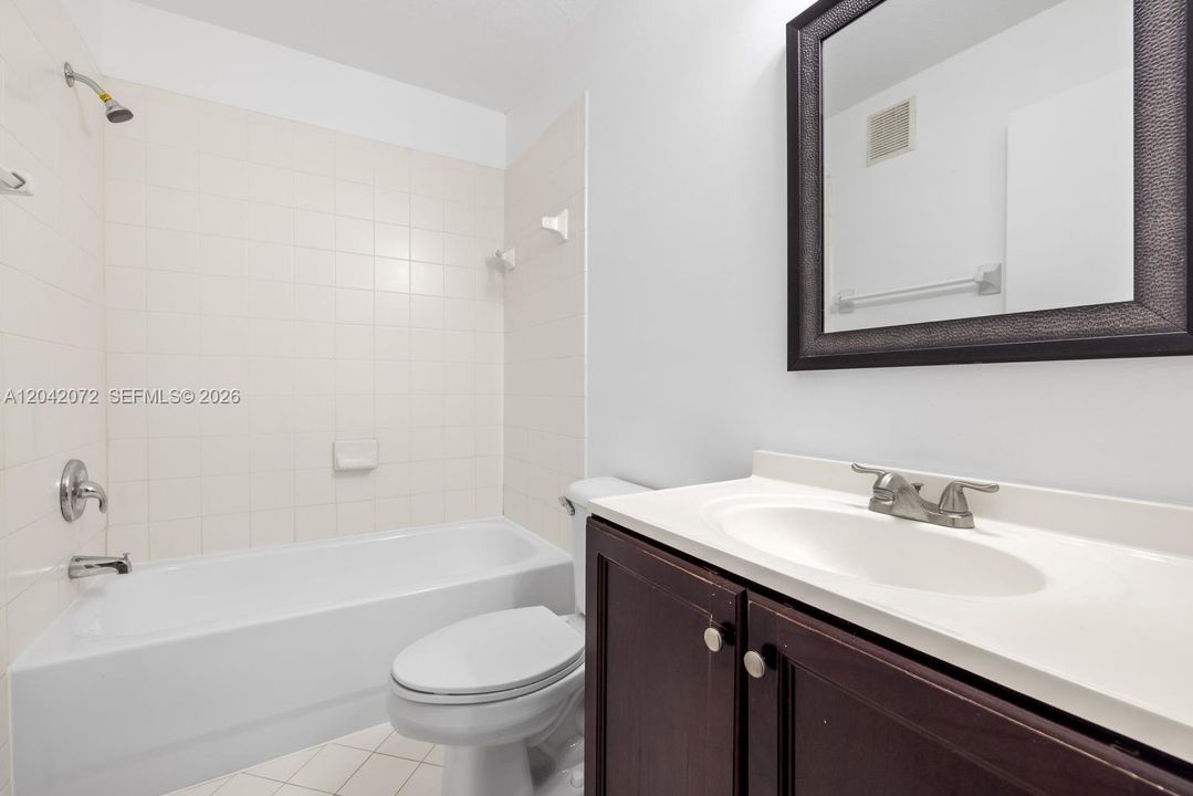 For Rent: $1,900 (2 beds, 2 baths, 815 Square Feet)