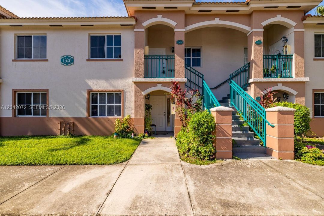 For Rent: $1,900 (2 beds, 2 baths, 815 Square Feet)