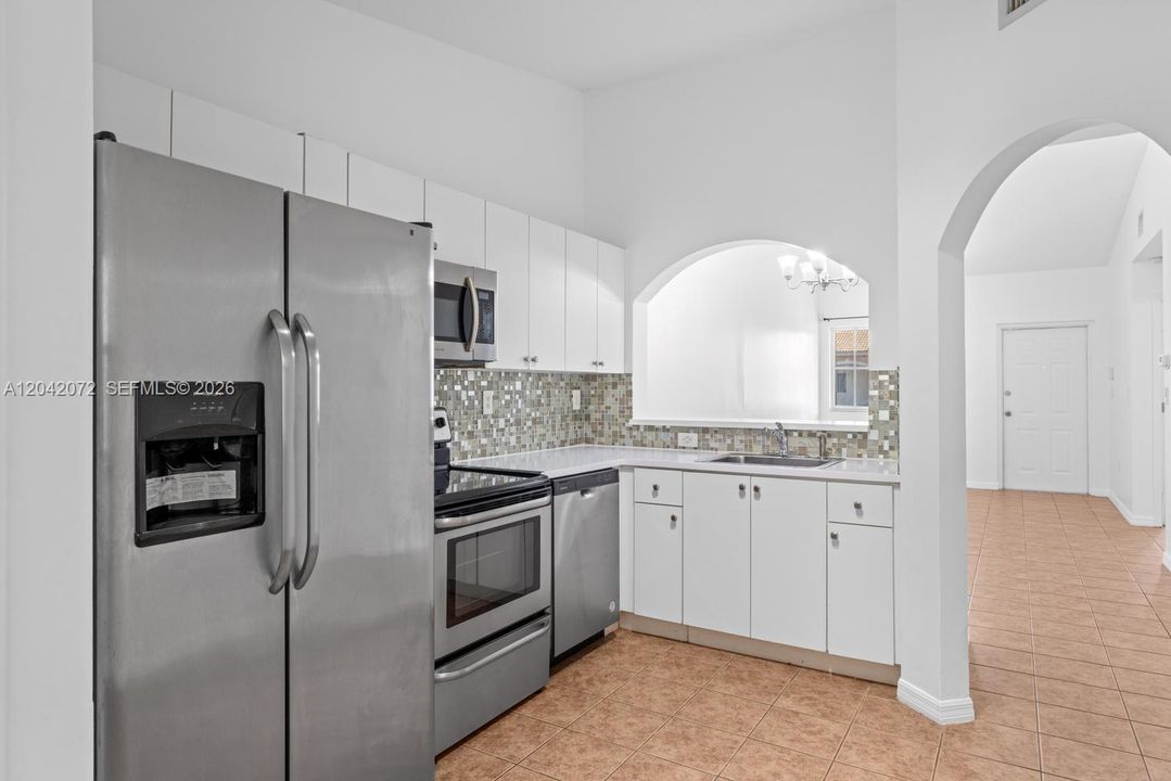For Rent: $1,900 (2 beds, 2 baths, 815 Square Feet)