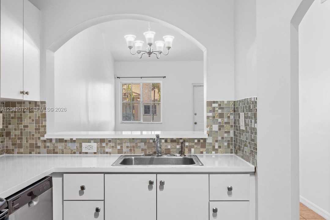 For Rent: $1,900 (2 beds, 2 baths, 815 Square Feet)