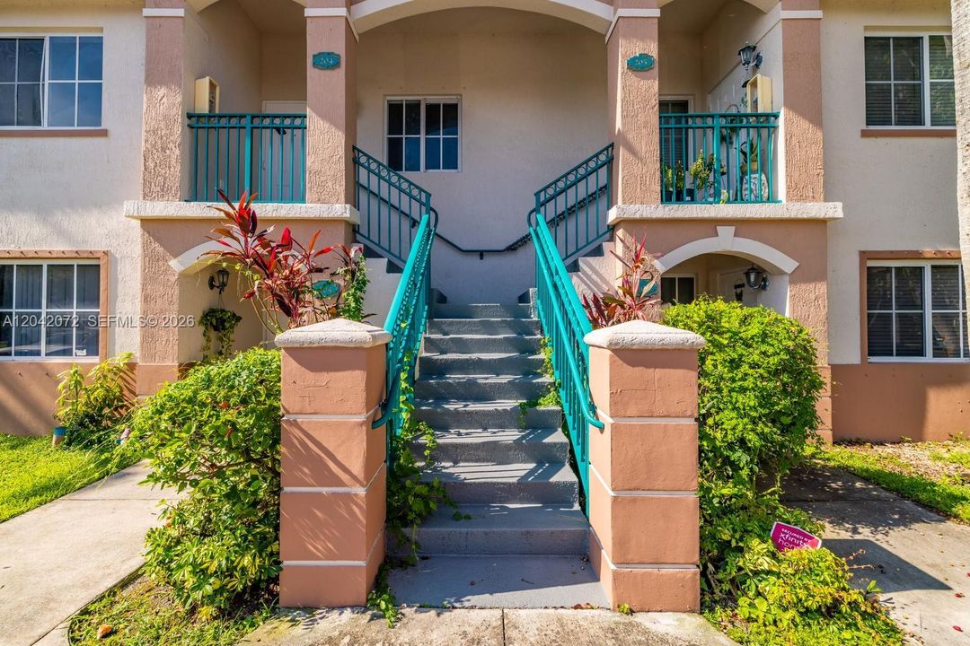 For Rent: $1,900 (2 beds, 2 baths, 815 Square Feet)