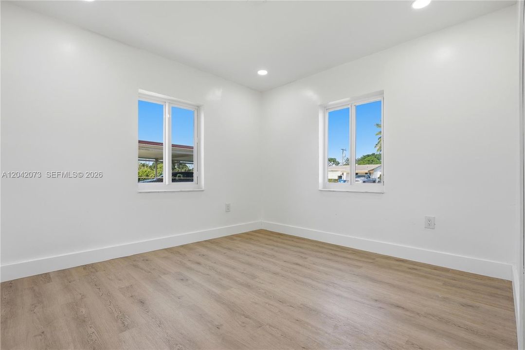 En Venta: $570,000 (4 camas, 2 baños, 1372 Pies cuadrados)