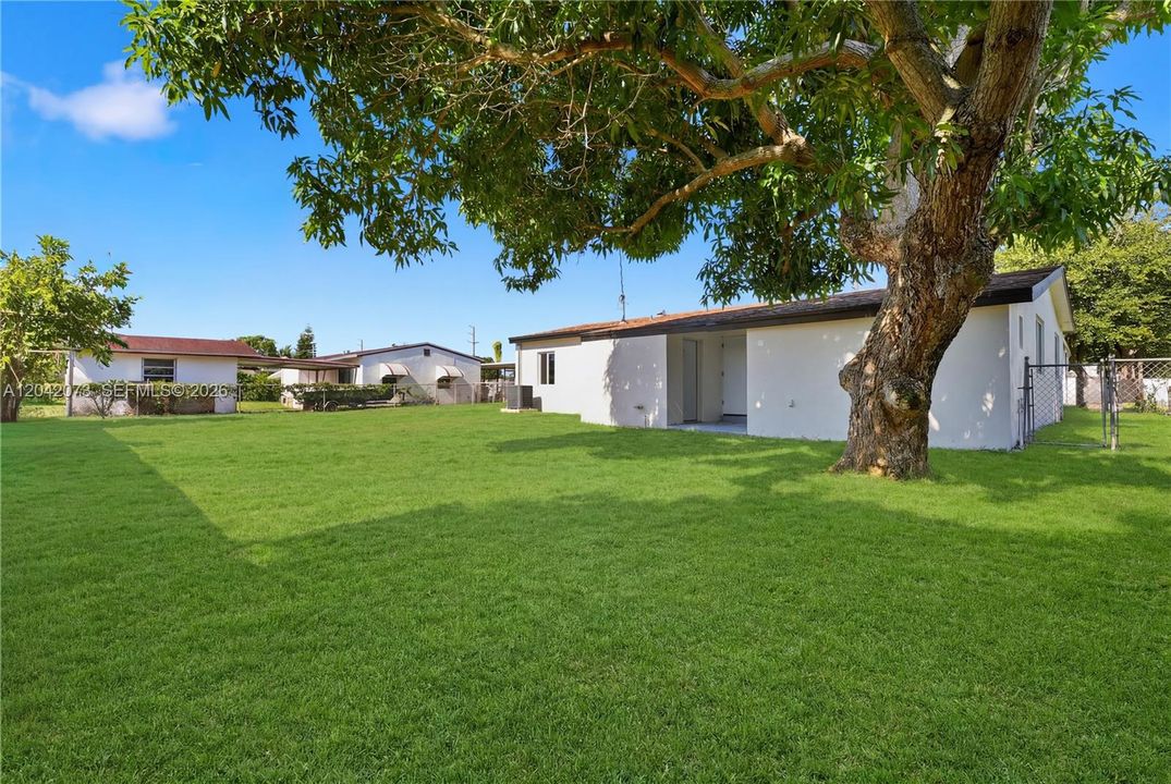 En Venta: $570,000 (4 camas, 2 baños, 1372 Pies cuadrados)