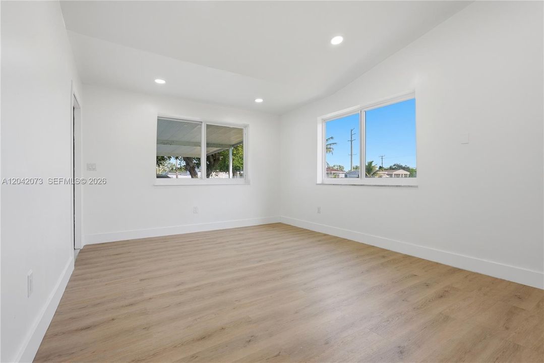 En Venta: $570,000 (4 camas, 2 baños, 1372 Pies cuadrados)