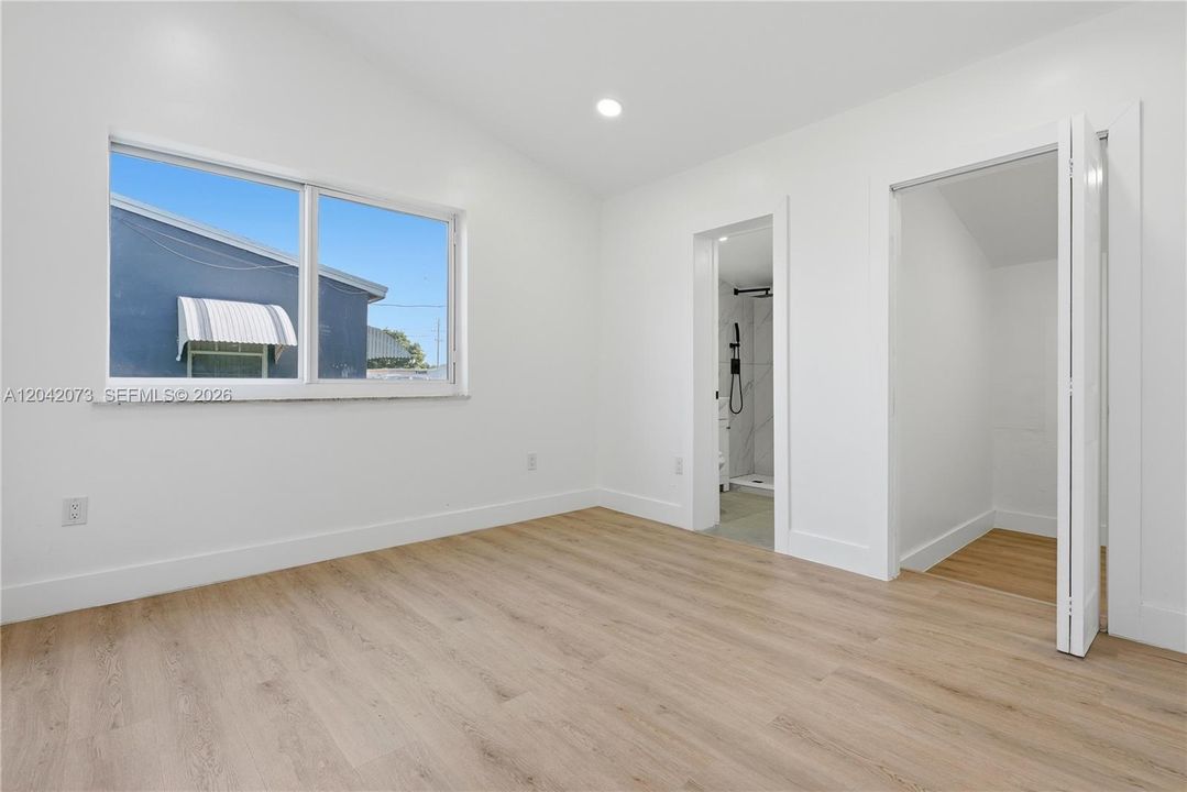En Venta: $570,000 (4 camas, 2 baños, 1372 Pies cuadrados)