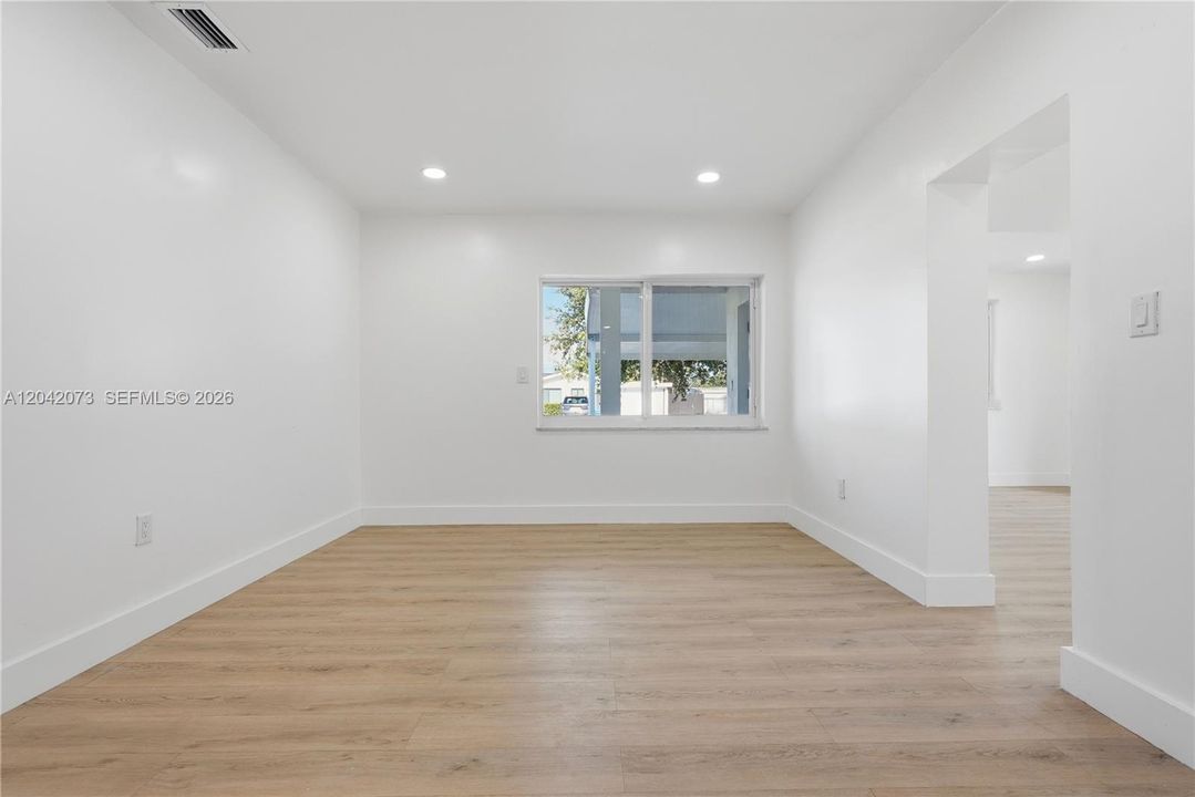 En Venta: $570,000 (4 camas, 2 baños, 1372 Pies cuadrados)
