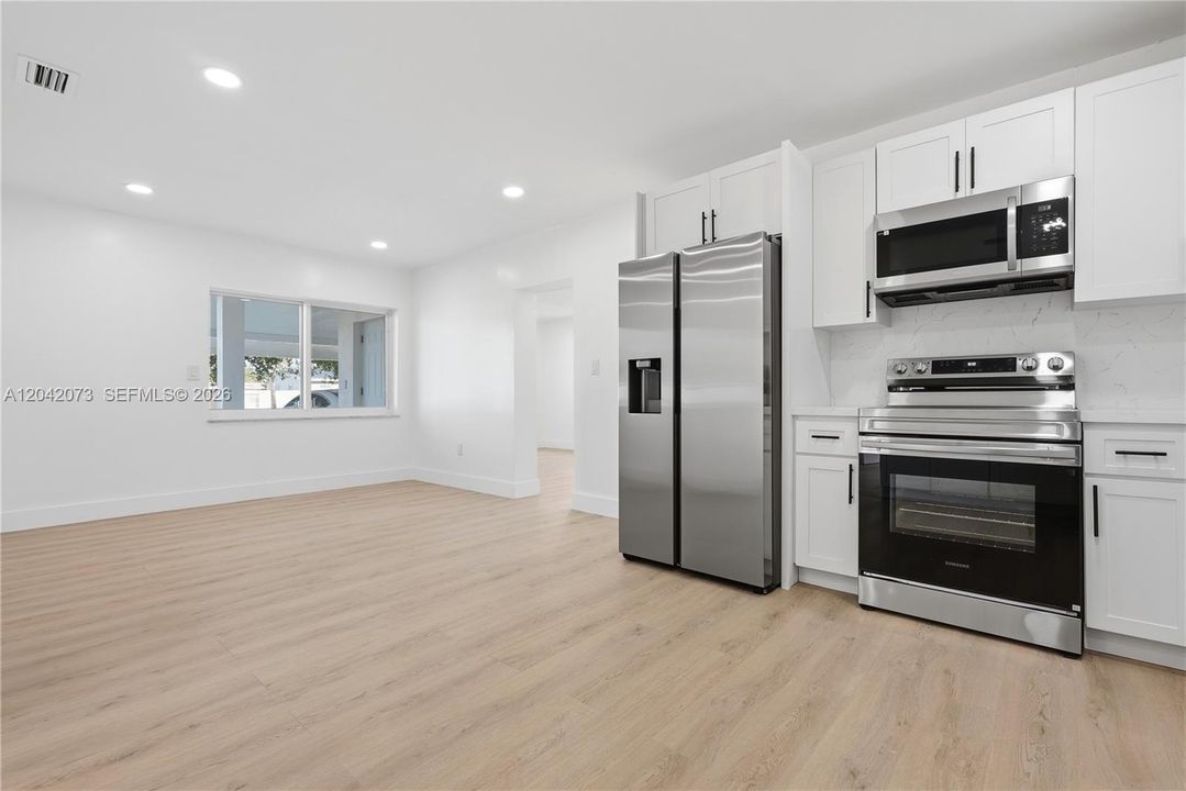 En Venta: $570,000 (4 camas, 2 baños, 1372 Pies cuadrados)