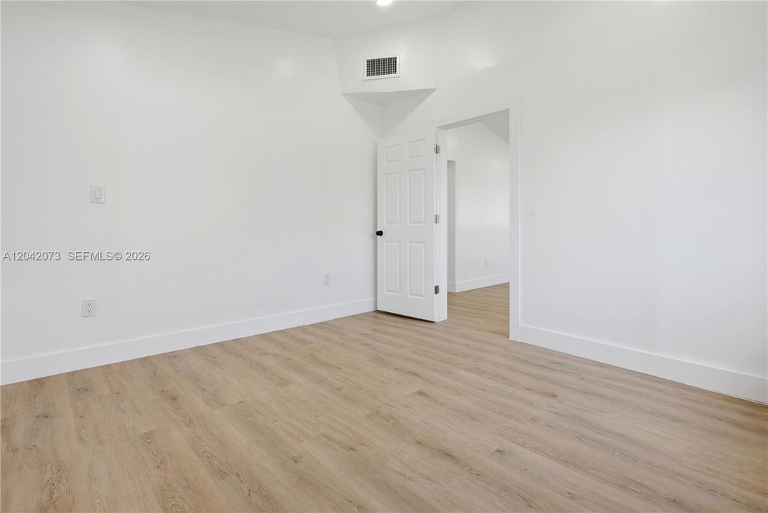 En Venta: $570,000 (4 camas, 2 baños, 1372 Pies cuadrados)