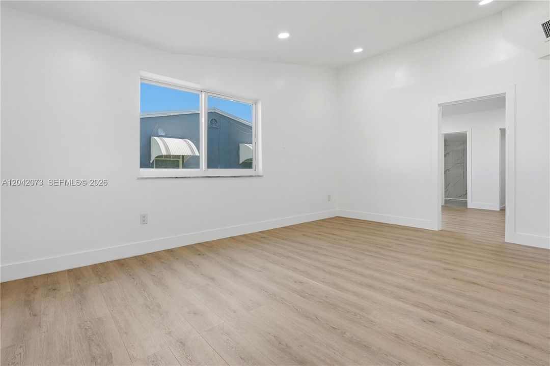 En Venta: $570,000 (4 camas, 2 baños, 1372 Pies cuadrados)