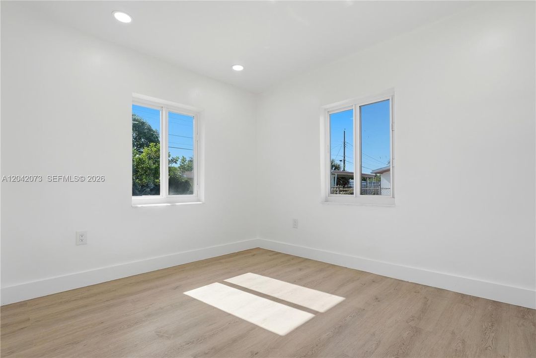 En Venta: $570,000 (4 camas, 2 baños, 1372 Pies cuadrados)