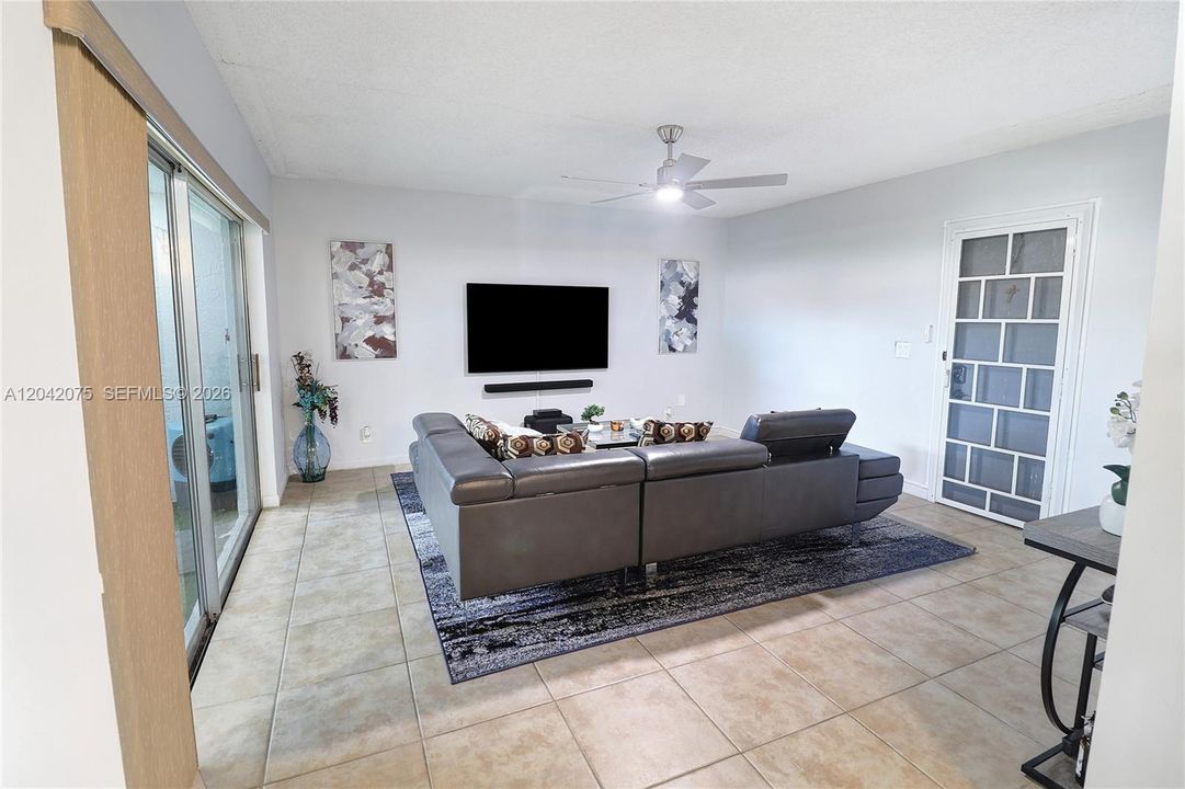 En Venta: $280,000 (2 camas, 2 baños, 1373 Pies cuadrados)