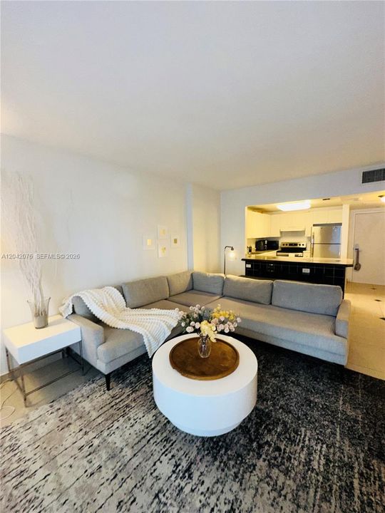 В аренду: $4,495 (0 спален, 1 ванн, 600 Квадратных фут)