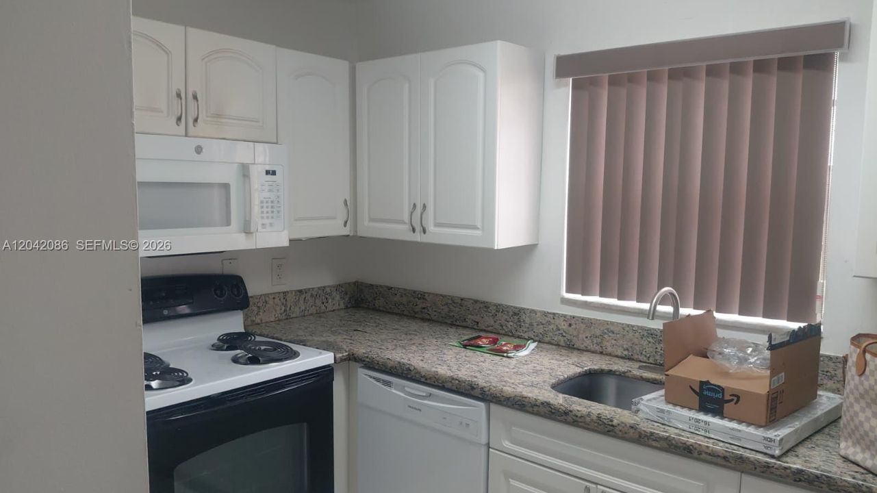В аренду: $1,800 (1 спален, 1 ванн, 812 Квадратных фут)