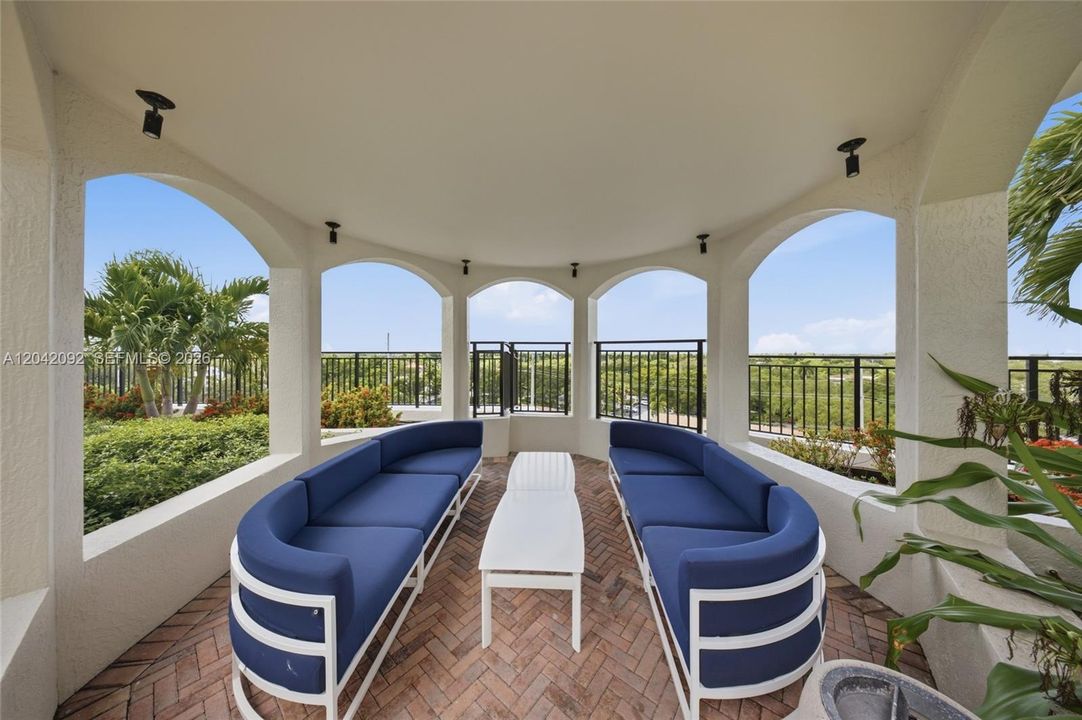 For Sale: $899,000 (3 beds, 2 baths, 1811 Square Feet)