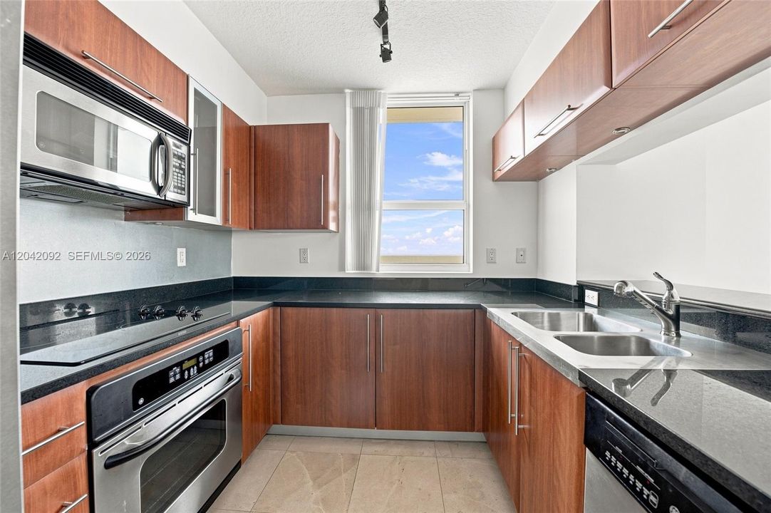 For Sale: $899,000 (3 beds, 2 baths, 1811 Square Feet)