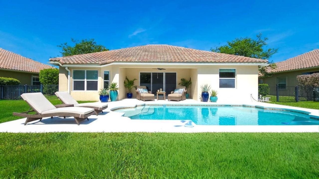 Pool with Virtuel furniture