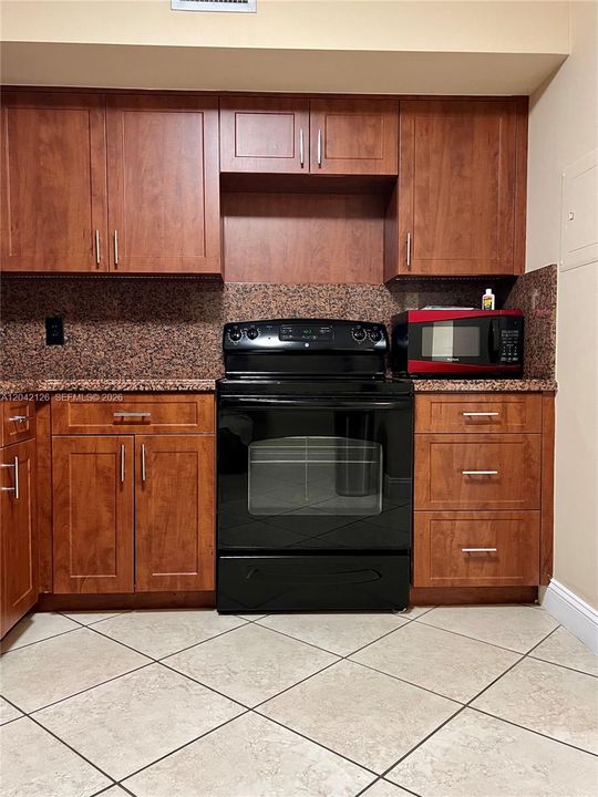 В аренду: $2,300 (2 спален, 2 ванн, 1150 Квадратных фут)