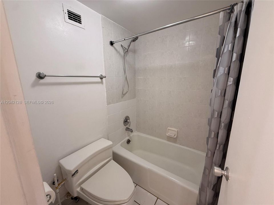В аренду: $2,500 (0 спален, 1 ванн, 565 Квадратных фут)