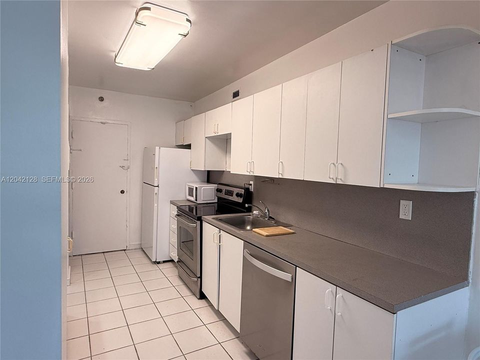 В аренду: $2,500 (0 спален, 1 ванн, 565 Квадратных фут)