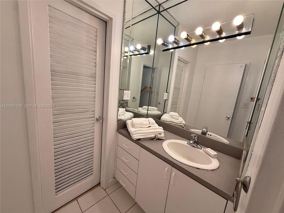 В аренду: $2,500 (0 спален, 1 ванн, 565 Квадратных фут)